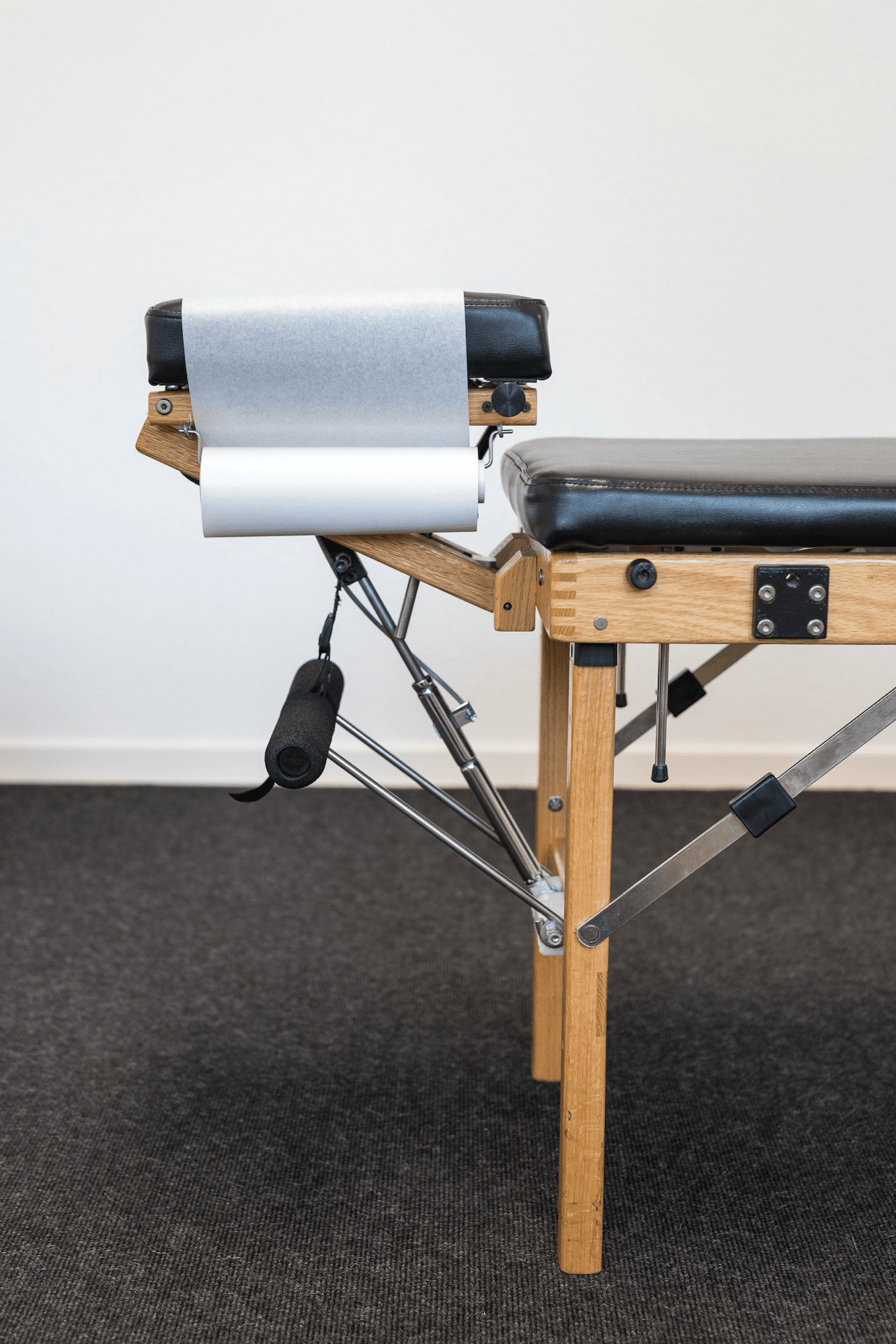 Behandlungsraum der Praxis mit Chiropraktik-Liege